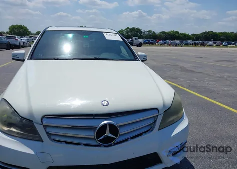 2013 Mercedes-Benz C 250 Luxury/Sport из США, поврежденный, VIN WDDGF4HB8DR267050